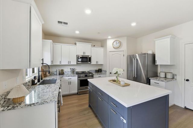 4008 Parkmoor Ln, Roseville, CA 95747