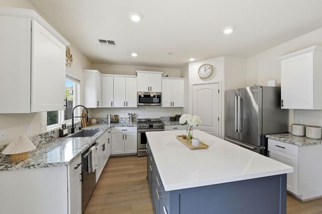 4008 Parkmoor Ln, Roseville, CA 95747