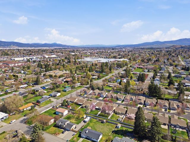 808 S Mayhew Ln, Spokane Valley, WA 99216