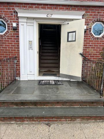 639 Wellwood Avenue B6, Lindenhurst, NY 11757