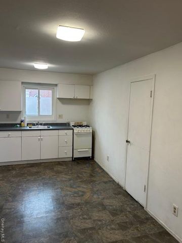 639 Wellwood Avenue B6, Lindenhurst, NY 11757