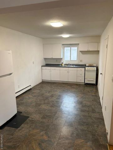 639 Wellwood Avenue B6, Lindenhurst, NY 11757