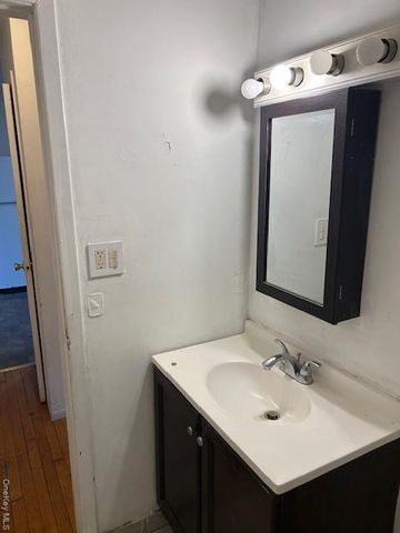 639 Wellwood Avenue B6, Lindenhurst, NY 11757