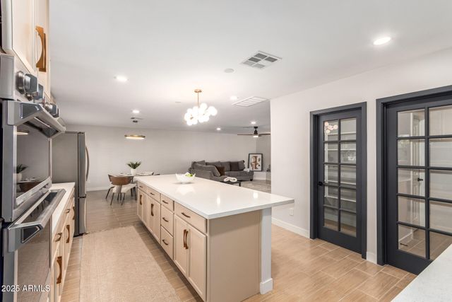 8002 N 5TH Avenue, Phoenix, AZ 85021