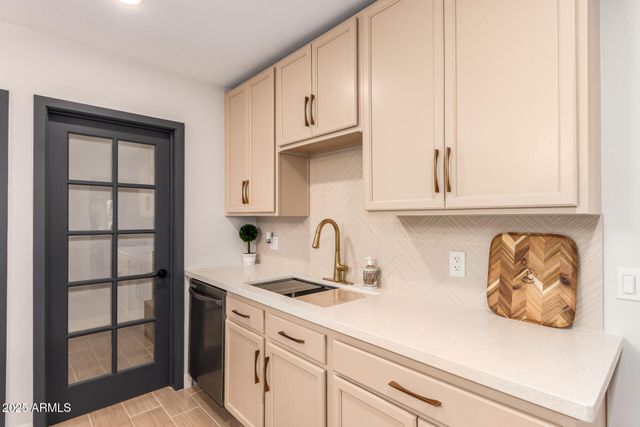 8002 N 5TH Avenue, Phoenix, AZ 85021