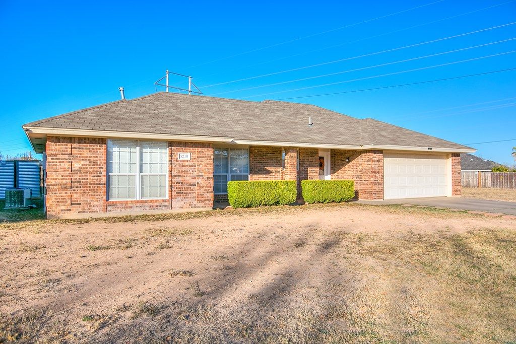 Image 3 of property listing at 3210 Walnut Hill Dr, San Angelo, TX 76904