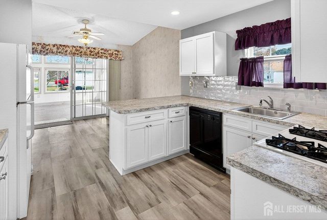 5 Cordoba Court, Toms River, NJ 08757