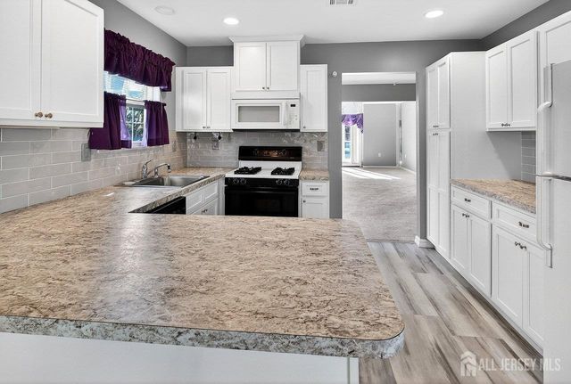 5 Cordoba Court, Toms River, NJ 08757