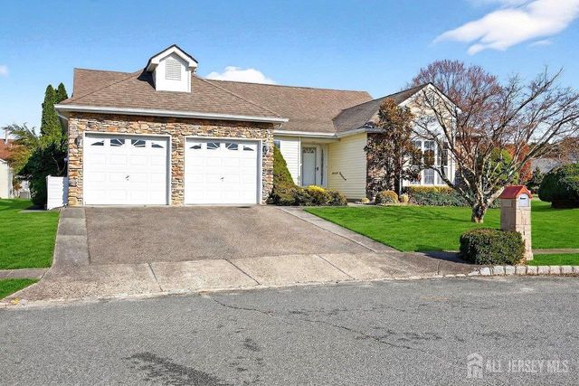 5 Cordoba Court, Toms River, NJ 08757