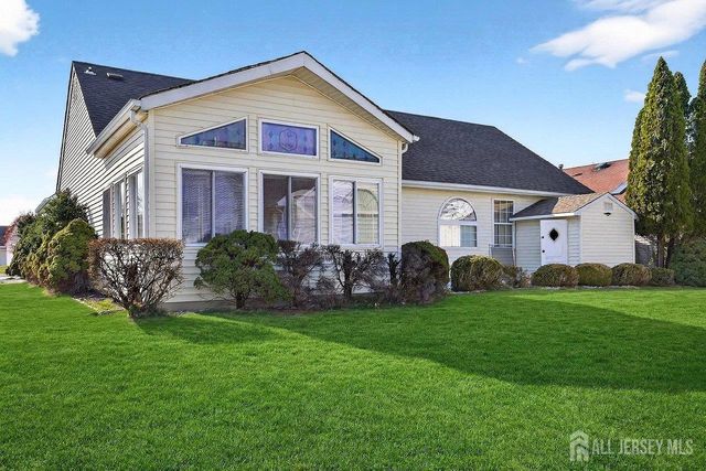 5 Cordoba Court, Toms River, NJ 08757
