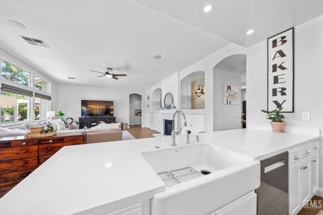6717 Park West Circle, Bakersfield, CA 93308