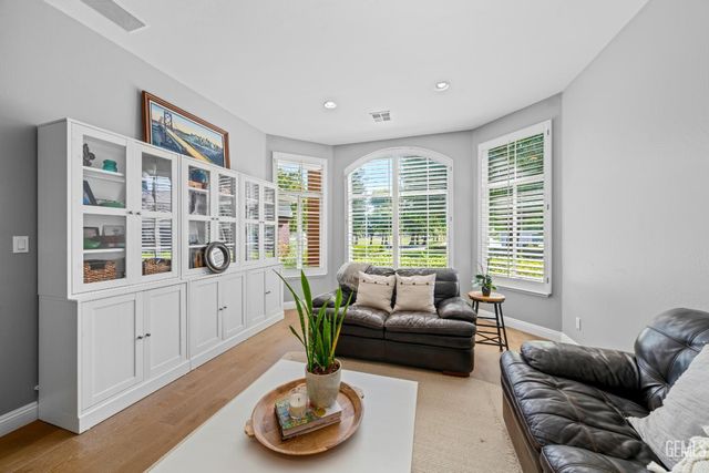 6717 Park West Circle, Bakersfield, CA 93308