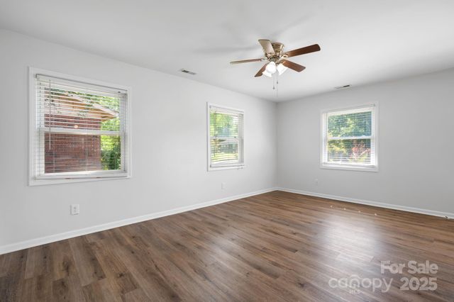 1009 Dunleigh Drive, Charlotte, NC 28214