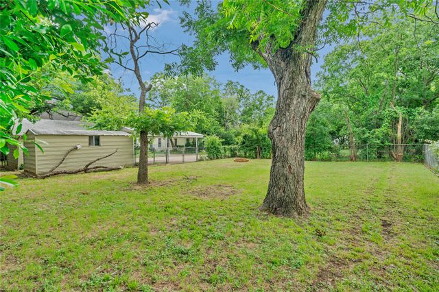 416 W Willingham Street, Cleburne, TX 76033