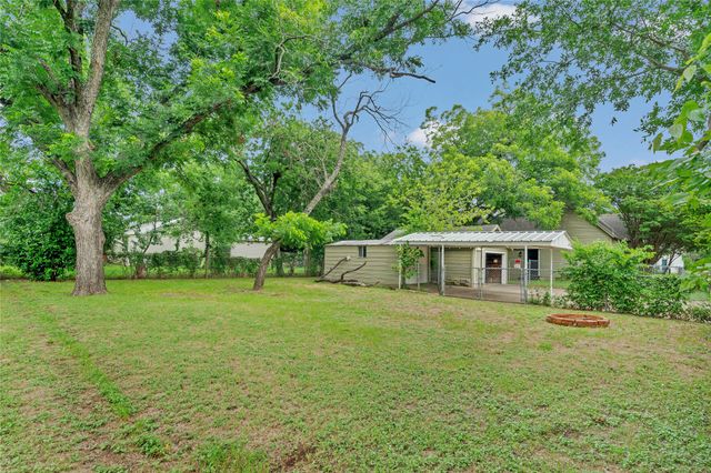 416 W Willingham Street, Cleburne, TX 76033