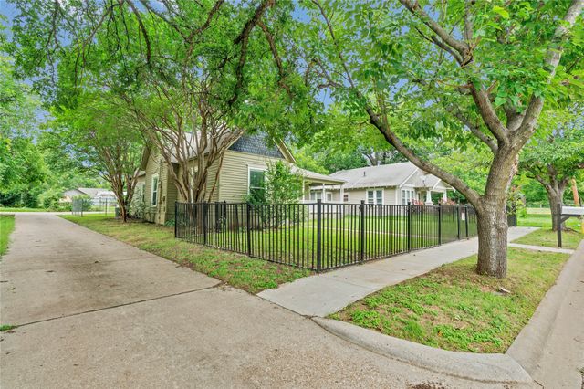 416 W Willingham Street, Cleburne, TX 76033
