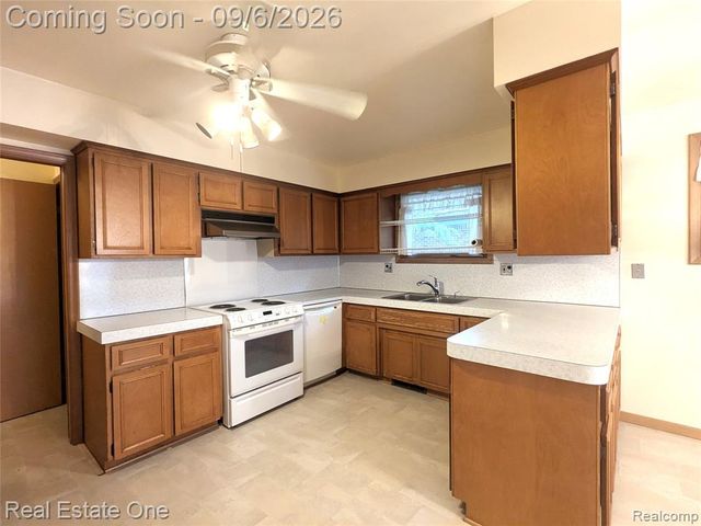 16034 Hauss Avenue, Eastpointe, MI 48021