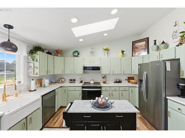 1345 SANFORD St, Coos Bay, OR 97420