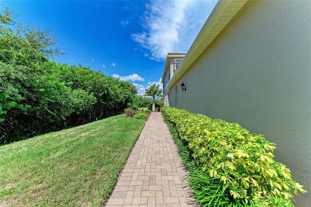 Image 7 of property listing at 419 WINDING BROOK LANE 101, Bradenton, FL 34212