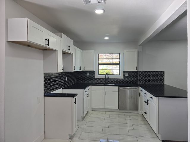 303 Hillcrest Street, Mansfield, TX 76063