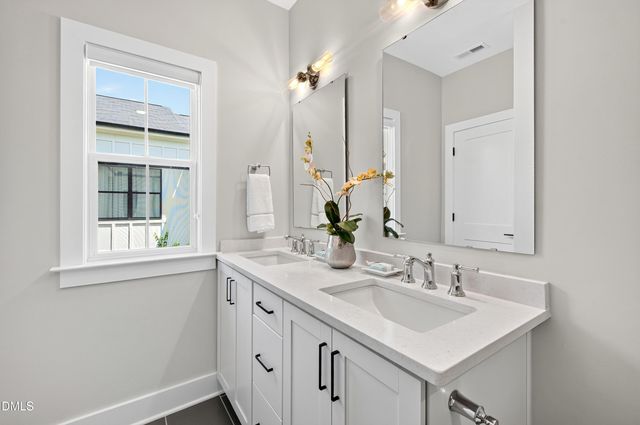 1501 Draper View Loop 102, Raleigh, NC 27608