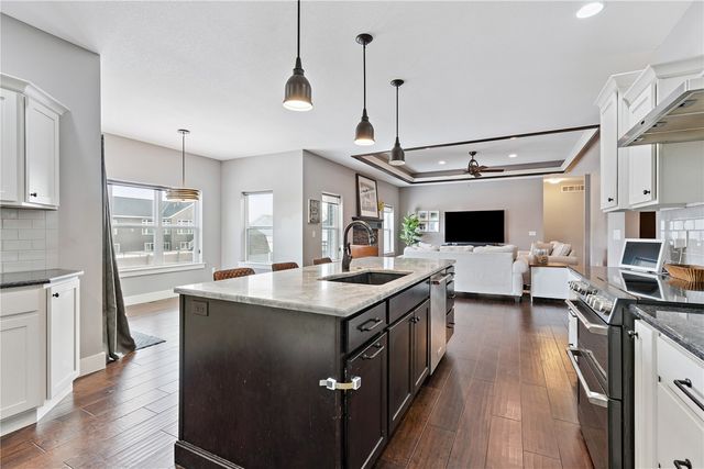 380 Ascot Lane, Robins, IA 52328