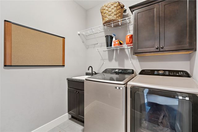 380 Ascot Lane, Robins, IA 52328