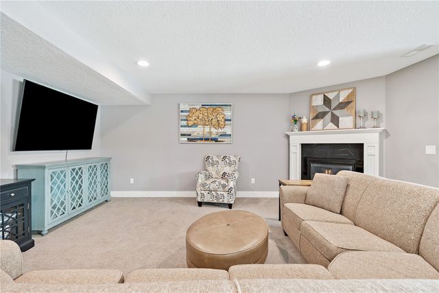 380 Ascot Lane, Robins, IA 52328