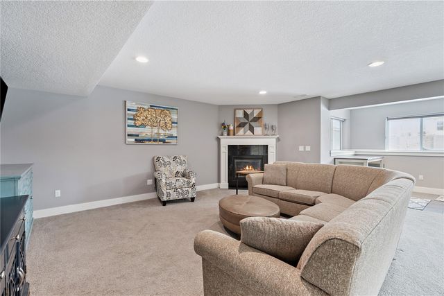 380 Ascot Lane, Robins, IA 52328