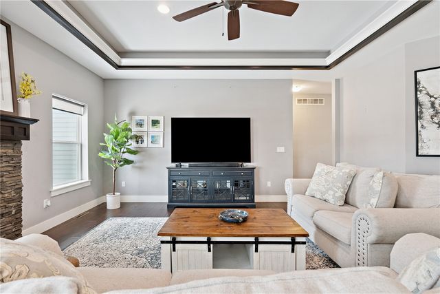 380 Ascot Lane, Robins, IA 52328