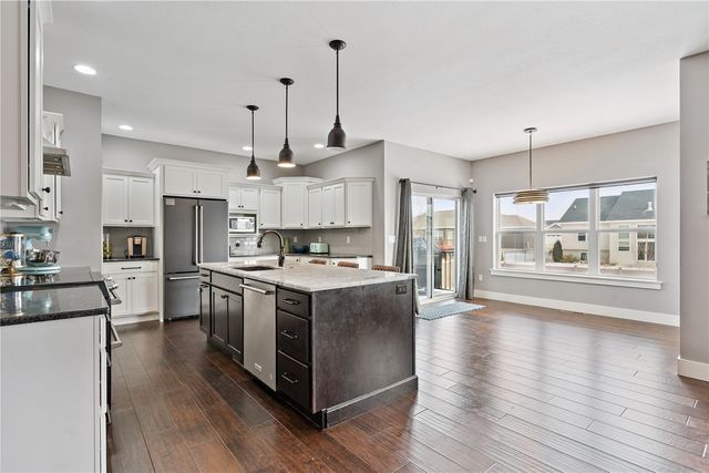 380 Ascot Lane, Robins, IA 52328