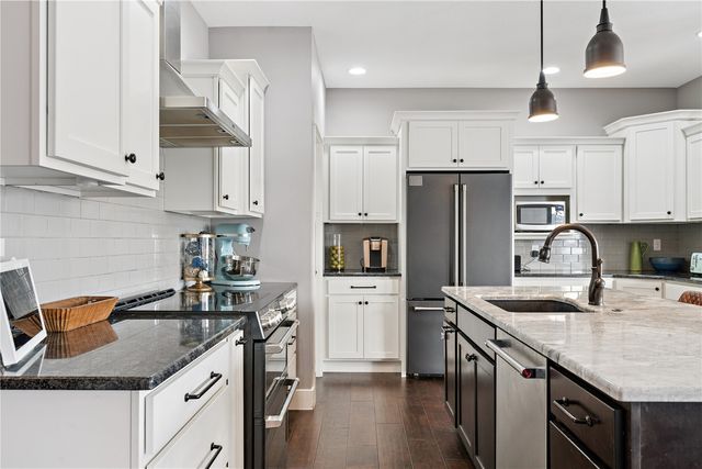 380 Ascot Lane, Robins, IA 52328