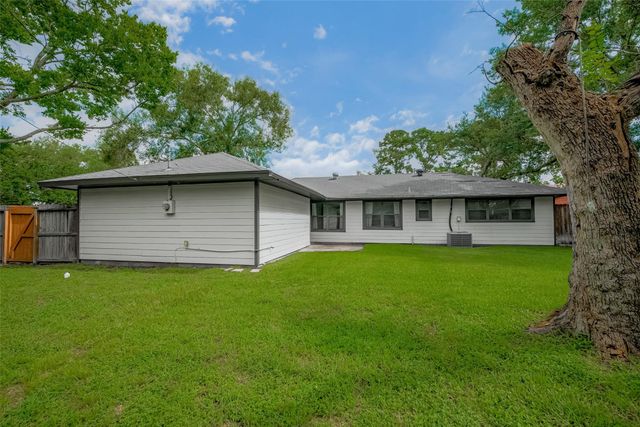 8057 Ridgeview Drive, Houston, TX 77055