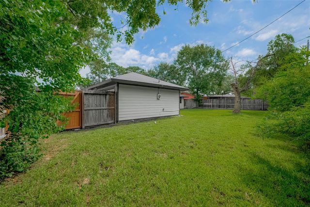 8057 Ridgeview Drive, Houston, TX 77055