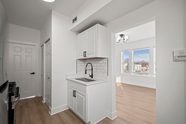 3049 W Berteau Avenue 3, Chicago, IL 60618