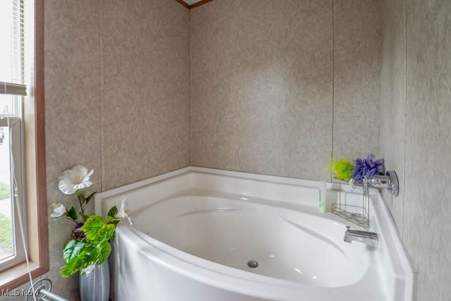 221 Sea Gull Lane, New Philadelphia, OH 44663