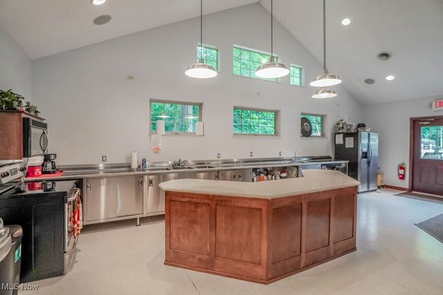 221 Sea Gull Lane, New Philadelphia, OH 44663