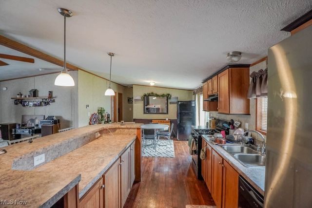 221 Sea Gull Lane, New Philadelphia, OH 44663