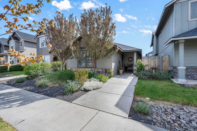 240 NW 30th Street, Redmond, OR 97756