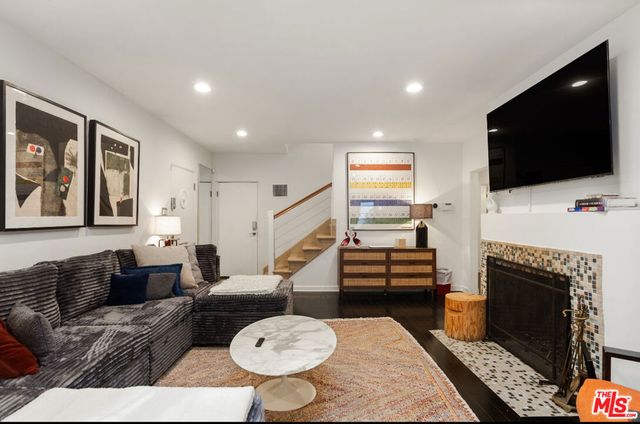 8467 Willoughby Avenue, Los Angeles, CA 90069