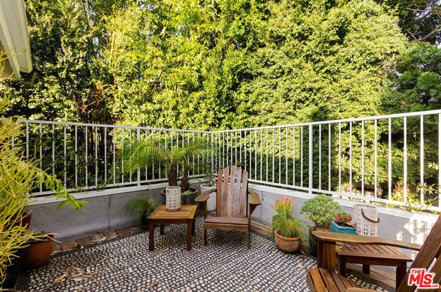 8467 Willoughby Avenue, Los Angeles, CA 90069