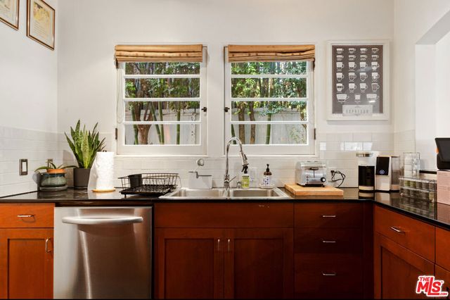 8467 Willoughby Avenue, Los Angeles, CA 90069