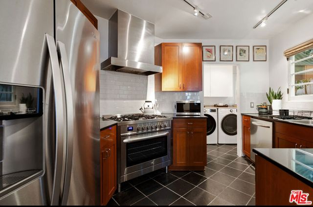 8467 Willoughby Avenue, Los Angeles, CA 90069