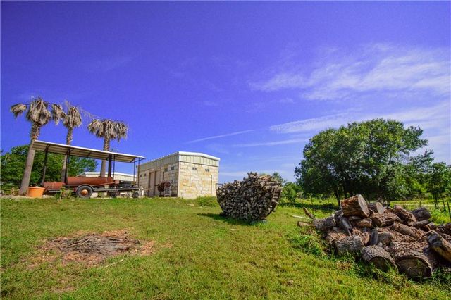 475 Catfish LN, Lockhart, TX 78644