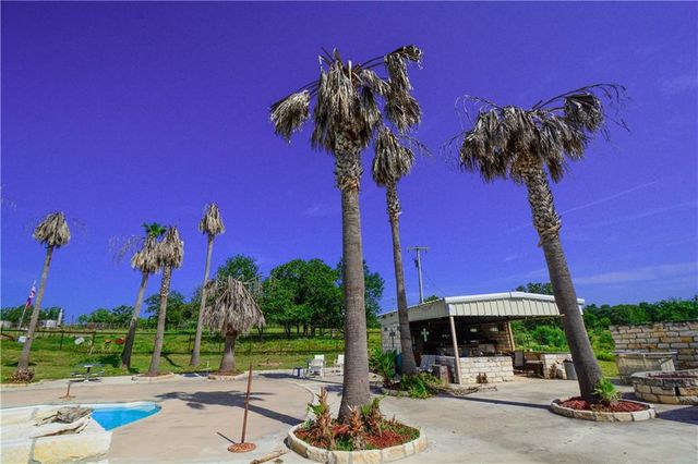 475 Catfish LN, Lockhart, TX 78644