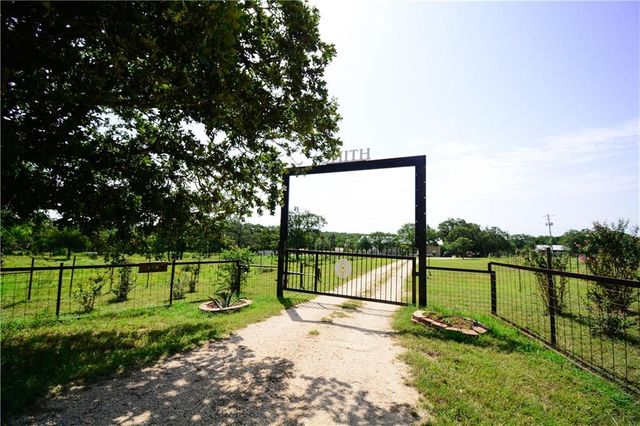 475 Catfish LN, Lockhart, TX 78644