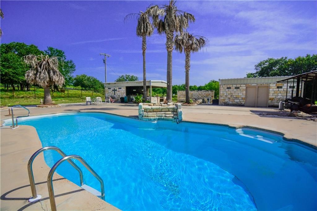 475 Catfish LN, Lockhart, TX 78644