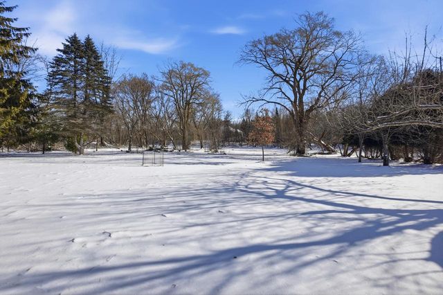 1746 Malibu DRIVE, Cedarburg, WI 53012