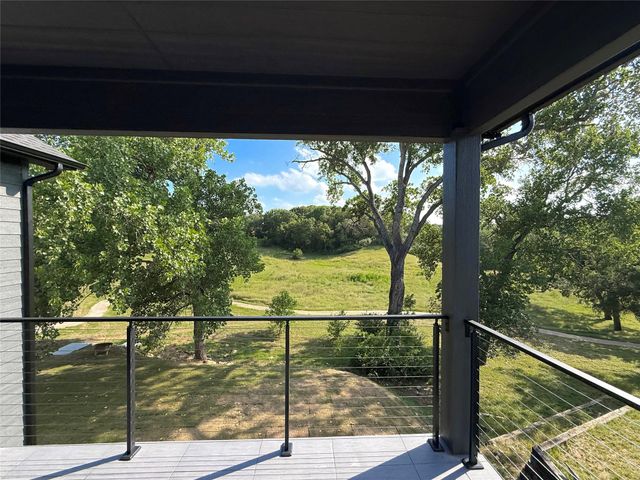 208 Silverleaf Drive, Fort Worth, TX 76112