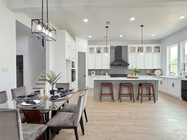 208 Silverleaf Drive, Fort Worth, TX 76112